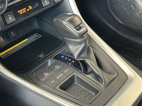Used 2020 Toyota RAV4 XLE Premium FWD image 28