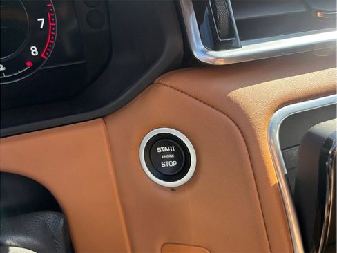 Used 2019 Land Rover Range Rover Velar R-Dynamic SE image 29