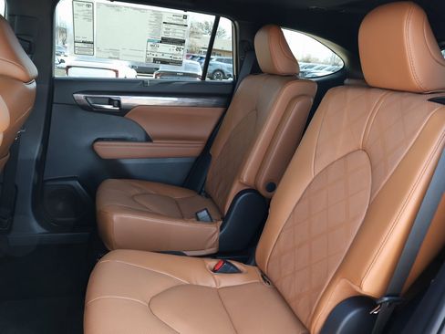 New 2026 Toyota Highlander Platinum image 34