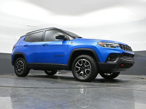 Used 2025 Jeep Compass Trailhawk AWD/4WD image 42