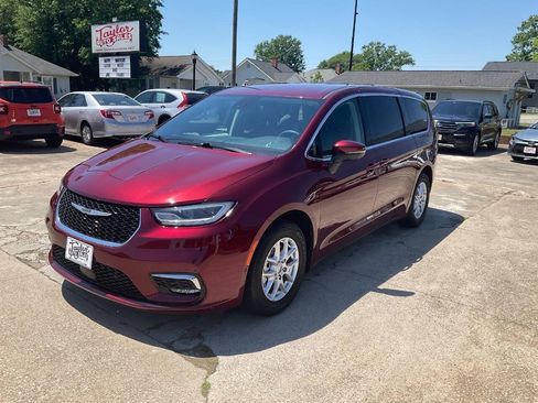 Used 2023 Chrysler Pacifica Touring-L FWD image 7