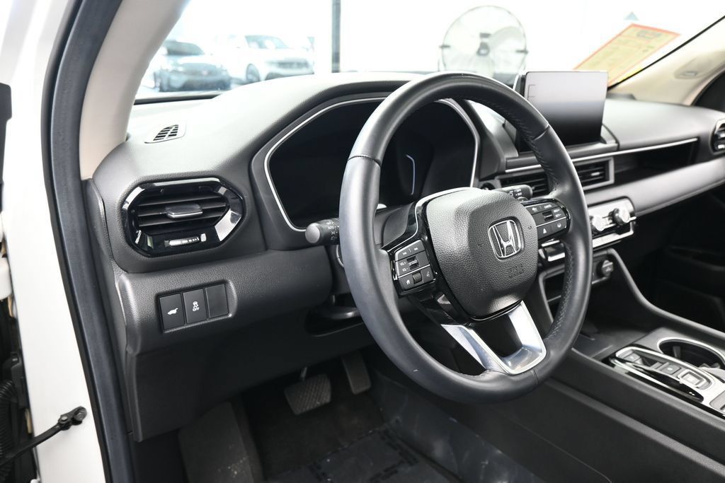 Used 2025 Honda Pilot Touring image 15