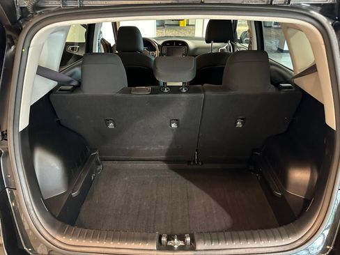 Used 2025 Kia Soul LX w/ LX Technology Package FWD image 31