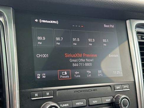 Certified 2018 Porsche Macan Sport Edition AWD/4WD image 21