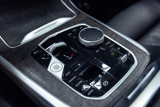 Used 2025 BMW X7 xDrive40i AWD/4WD image 19