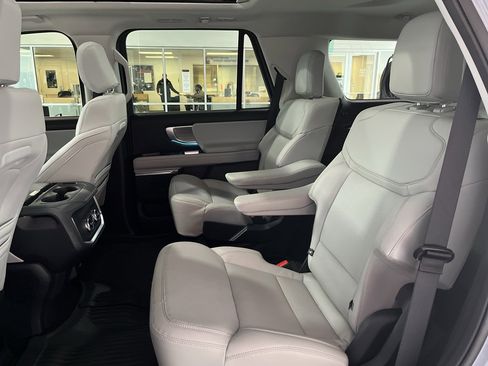 Used 2025 Ford Expedition Platinum image 18