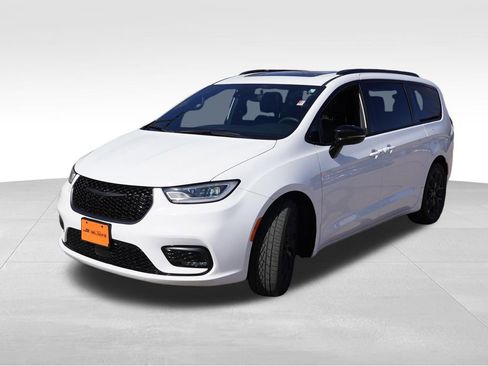 Used 2025 Chrysler Pacifica Limited image 11