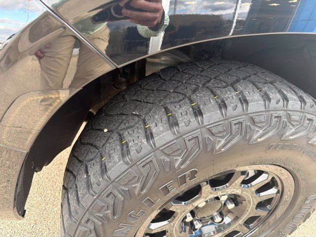 Used 2021 Chevrolet Tahoe Z71 w/ Z71 Off-Road Package AWD/4WD image 17