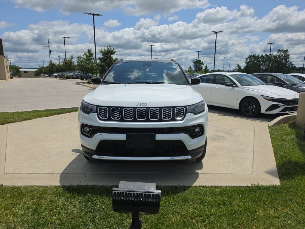 Used 2025 Jeep Compass Limited AWD/4WD image 2