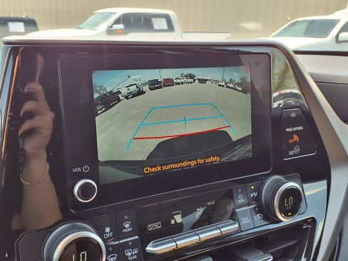 Used 2025 Toyota Highlander LE FWD image 13