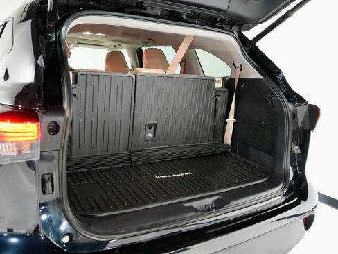 Used 2021 Toyota Highlander XLE image 9