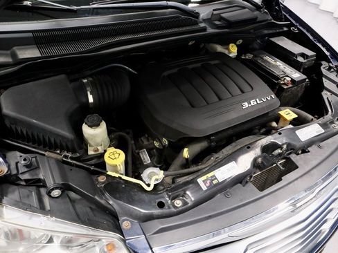 Used 2013 Chrysler Town & Country Touring-L image 16