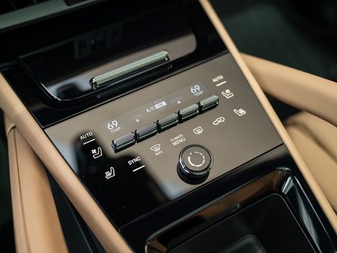 Certified 2025 Porsche Cayenne Coupe AWD/4WD image 19