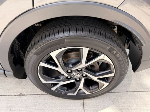 Used 2018 Toyota C-HR XLE FWD image 9