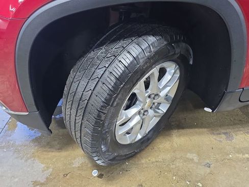 Used 2021 Chevrolet Traverse LT image 32