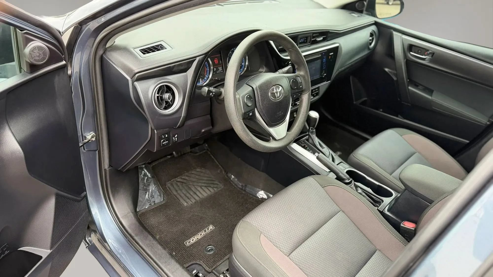 Used 2017 Toyota Corolla LE w/ Carpet Mat Package (TMS) FWD image 14