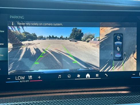 Used 2023 BMW i7 xDrive60 AWD/4WD image 25