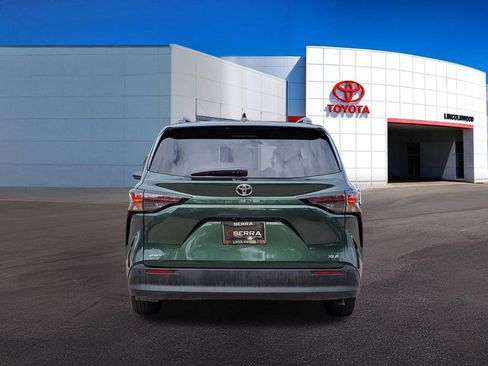 Used 2026 Toyota Sienna XLE FWD image 12