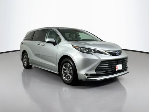 Certified 2024 Toyota Sienna XLE FWD image 1
