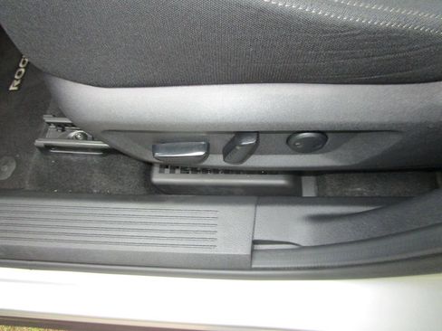 Used 2023 Nissan Rogue SV image 18