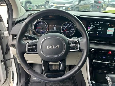 Used 2024 Kia Carnival EX FWD image 14
