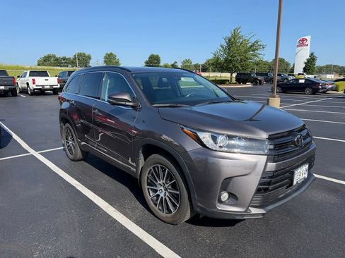 Used 2018 Toyota Highlander SE w/ Protection Package #3 AWD/4WD image 2
