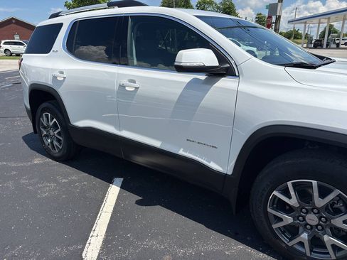Used 2023 GMC Acadia SLT w/ Preferred Package FWD image 8