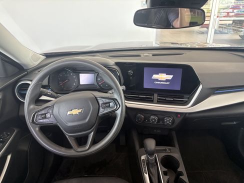 Used 2024 Chevrolet Trax LS w/ LS Convenience Package FWD image 3