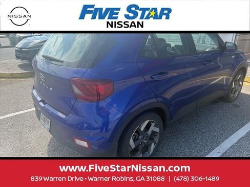 Used 2023 Hyundai Venue Limited FWD image 13