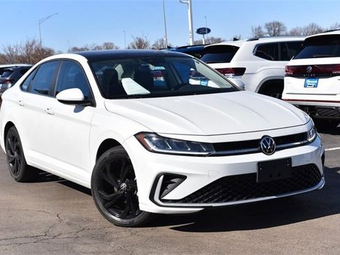 Used 2025 Volkswagen Jetta SE w/ Sunroof Package image 2