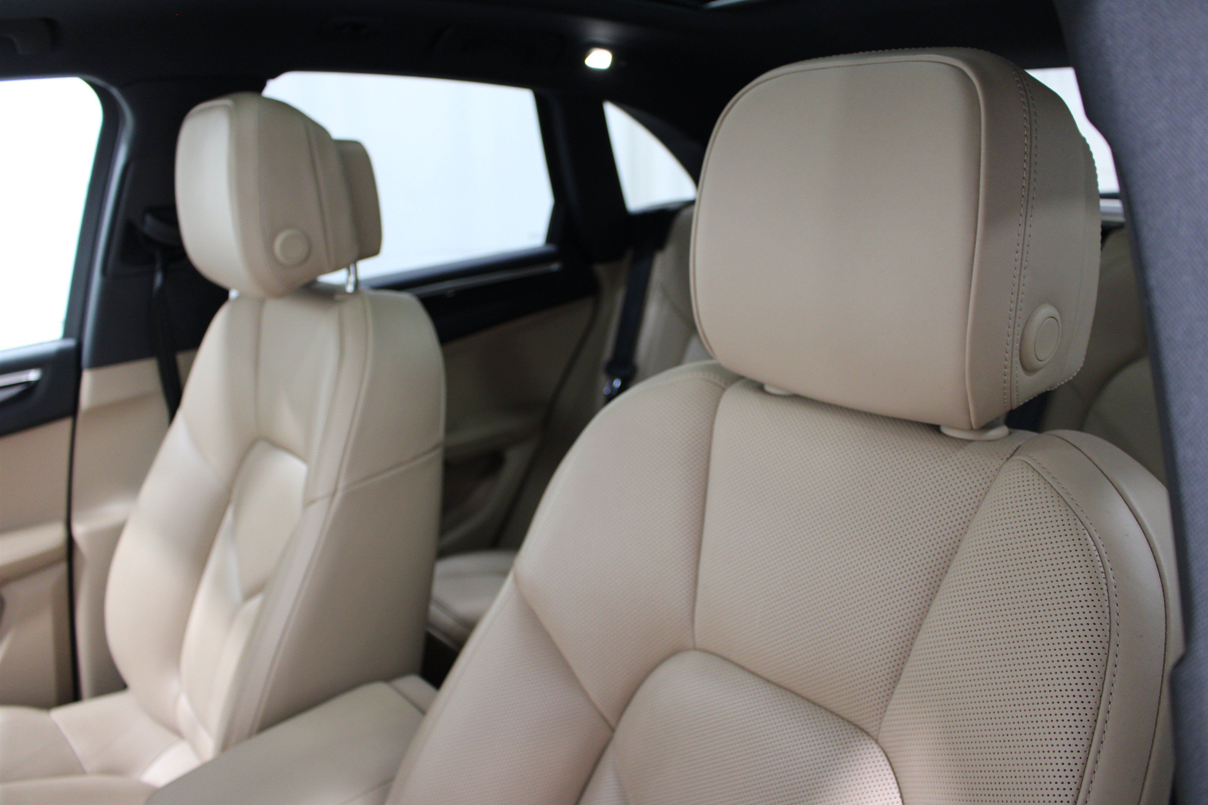 Used 2024 Porsche Macan AWD/4WD image 4