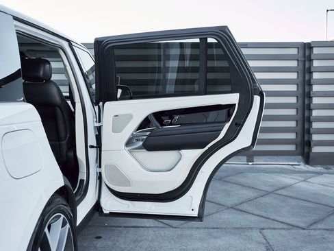 Used 2024 Land Rover Range Rover Long Wheelbase SE image 24