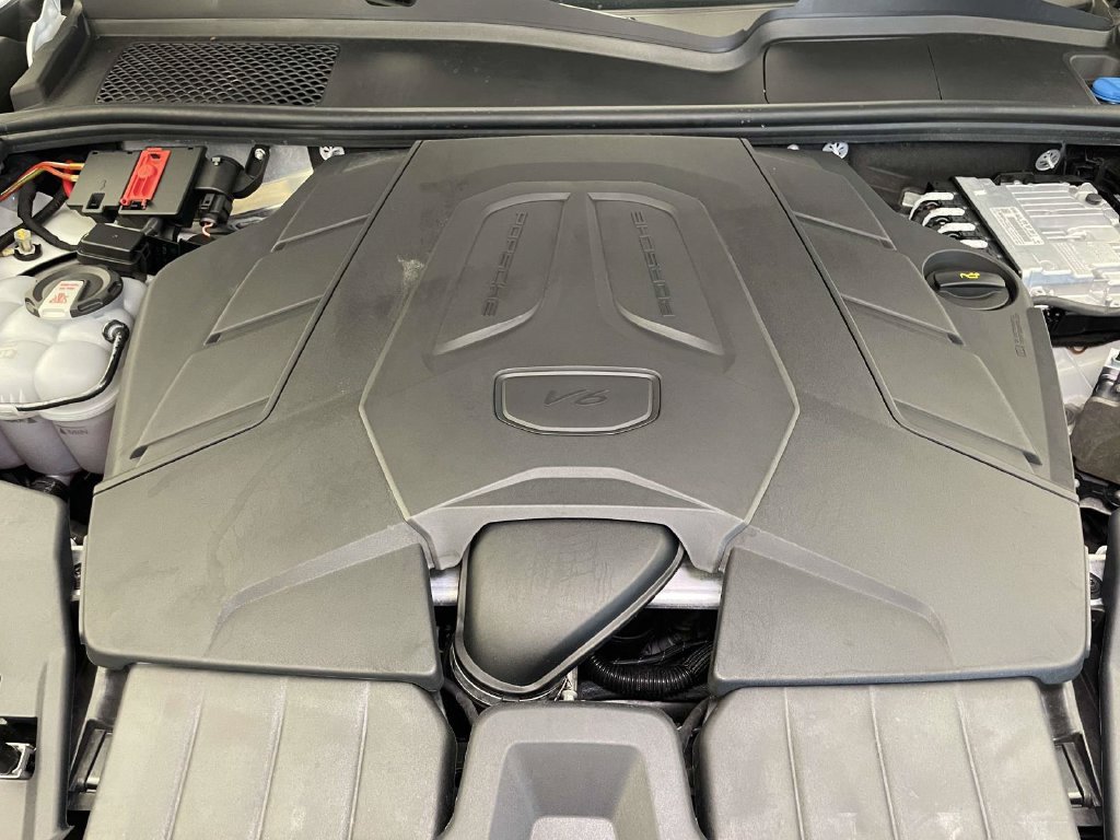Certified 2024 Porsche Cayenne AWD/4WD image 24