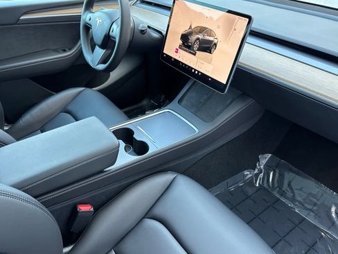 Used 2024 Tesla Model Y 2WD image 17