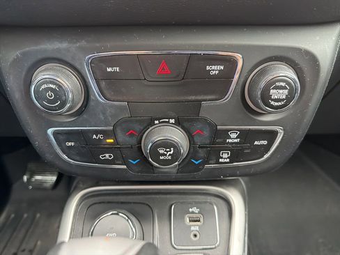 Used 2018 Jeep Compass Latitude w/ Popular Equipment Group image 17