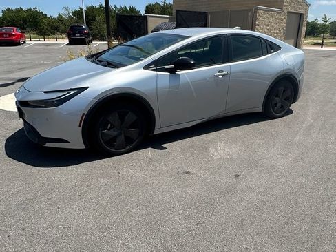 Used 2024 Toyota Prius LE FWD image 2