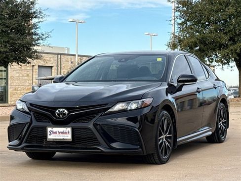 Used 2023 Toyota Camry SE image 3