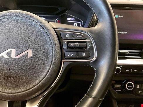 Used 2022 Kia Niro EX Premium image 19