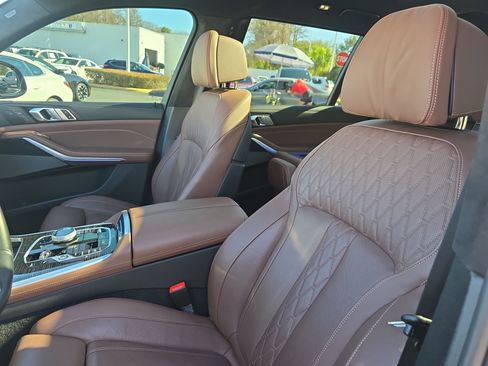 Used 2025 BMW X7 M60i w/ Executive Package image 17