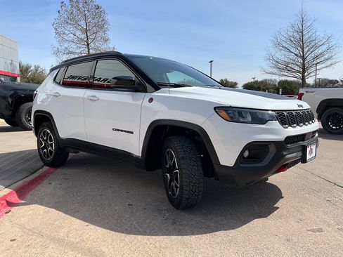 Used 2025 Jeep Compass Trailhawk image 4