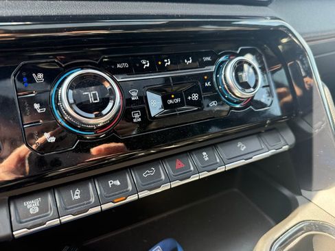 Used 2024 GMC Sierra 2500 AT4 w/ AT4 Premium Plus Package AWD/4WD image 18