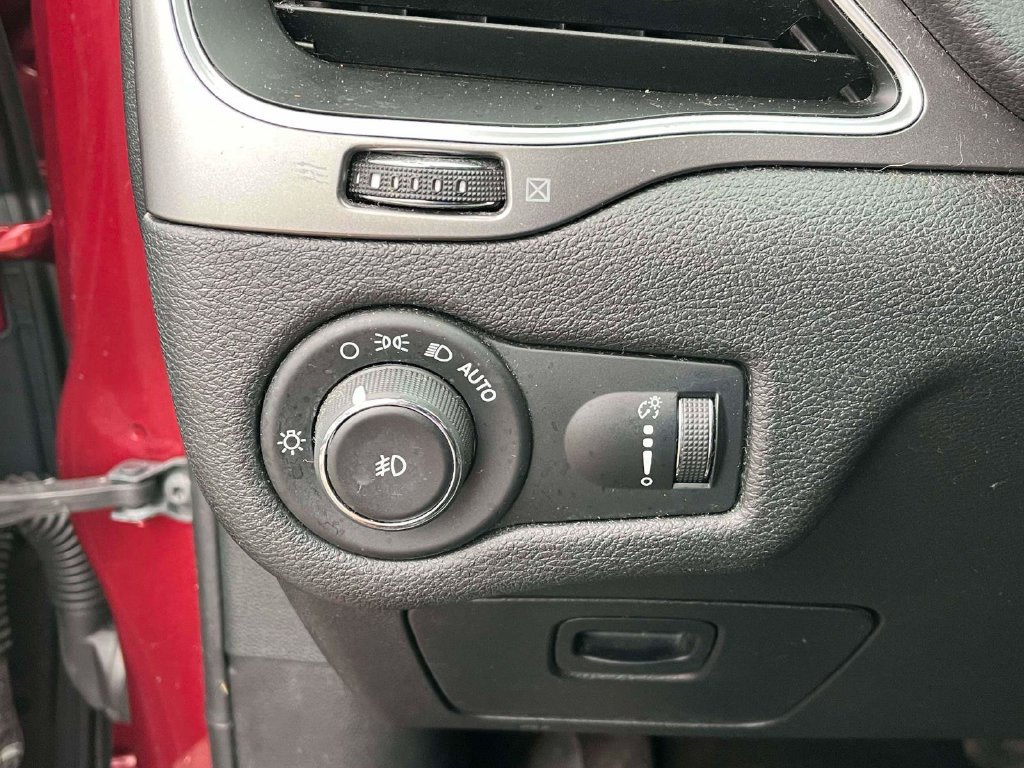 Used 2019 Jeep Cherokee Latitude w/ Popular Appearance Group FWD image 16