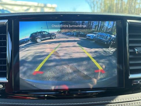 Used 2025 Chrysler Pacifica Limited image 19