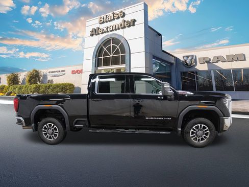 Used 2024 GMC Sierra 2500 SLE image 2