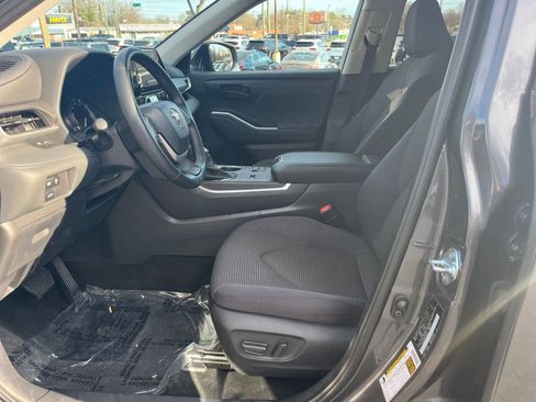 Used 2025 Toyota Highlander LE image 23