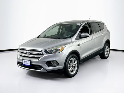 Used 2017 Ford Escape SE w/ SE Cold Weather Package AWD/4WD image 1