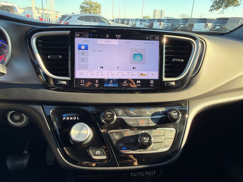 Used 2025 Chrysler Pacifica Select FWD image 29
