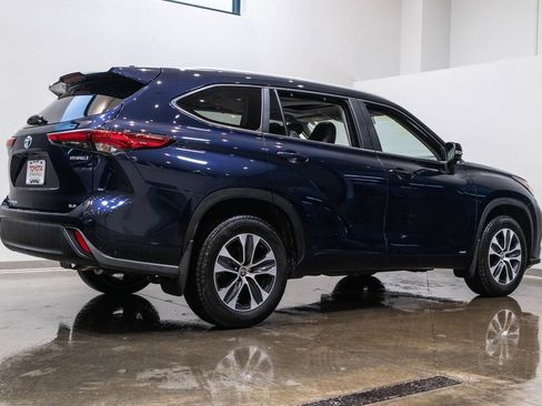Used 2023 Toyota Highlander XLE AWD/4WD image 9