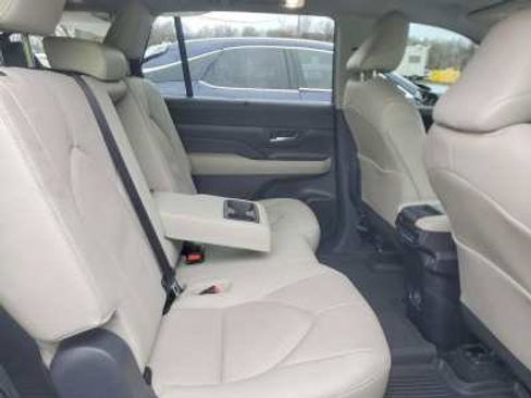 Used 2025 Toyota Grand Highlander AWD image 9
