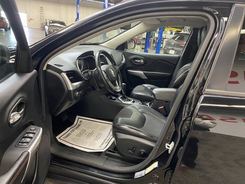 Used 2018 Jeep Cherokee Trailhawk w/ Cold Weather Group image 18